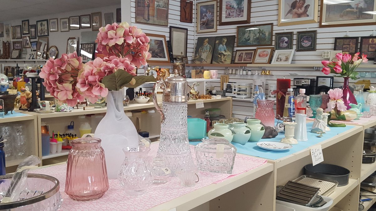 Come donate, shop, and volunteer at the SOS Thrift Store this Friday and Saturday!  We need volunteers between 12-4pm.  Please sign up here to give back to a cause that ultimately benefits each St. Mary's family: docs.google.com/spreadsheets/d…

Spread the word and join the cause!