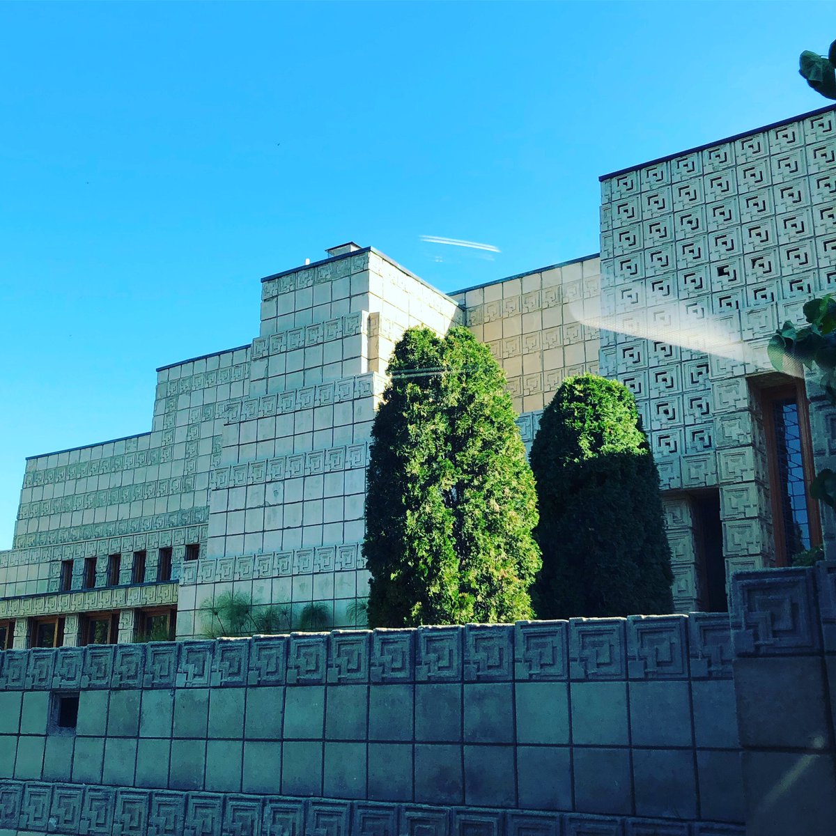AlexaGberg's tweet image. Dreaming of a greater world. 
#ennishouse #franklloydwright #laarchitecture