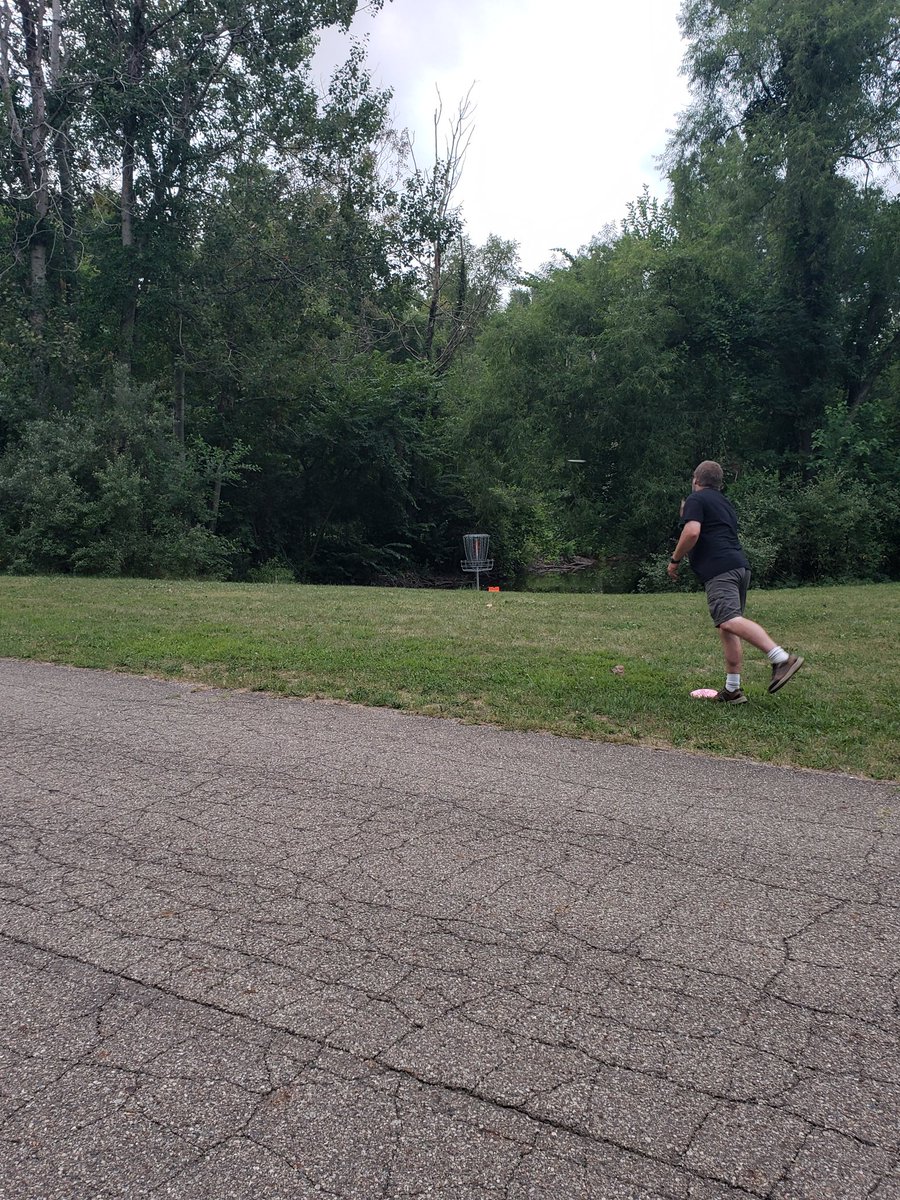 InfraredRosesTV's tweet photo. League night with the Legends.
#pdga #kaces #discgolf #getoutandthrow https://t.co/Lc7qDiGsHQ
