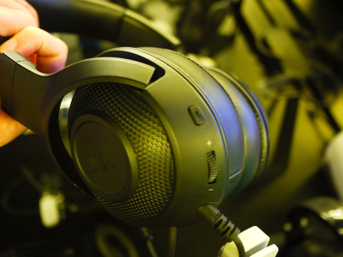 ツクモ名古屋1号店 Team Grapht Esports Pro Gear Store Nagoya エントリーモデルお探しの方にオススメ Kraken X シリーズ クリアな音質のマイク 超軽量で快適なヘッドセット イヤーにも音量調整やミュートボタンついています Razer T ツクモ名古屋1号店 Team Grapht Esports Pro Gear Store Nagoya エントリーモデルお探しの方にオススメ Kraken X シリーズ クリアな音質のマイク 超軽量で快適なヘッドセット イヤーにも音量調整やミュートボタンついています Razer T