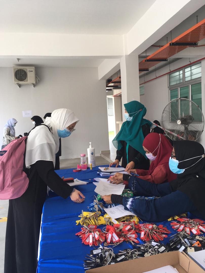 twt_scc's tweet photo. 3. Only two family members/guardian of the same gender are allowed to accompany students and place their belongings in the room while the rest are to remain at the waiting area.

#PROTOCOLBUREAU
#keTaWeriang20/21
#Ta'arufWeek20/21 https://t.co/5vXZd1USVx