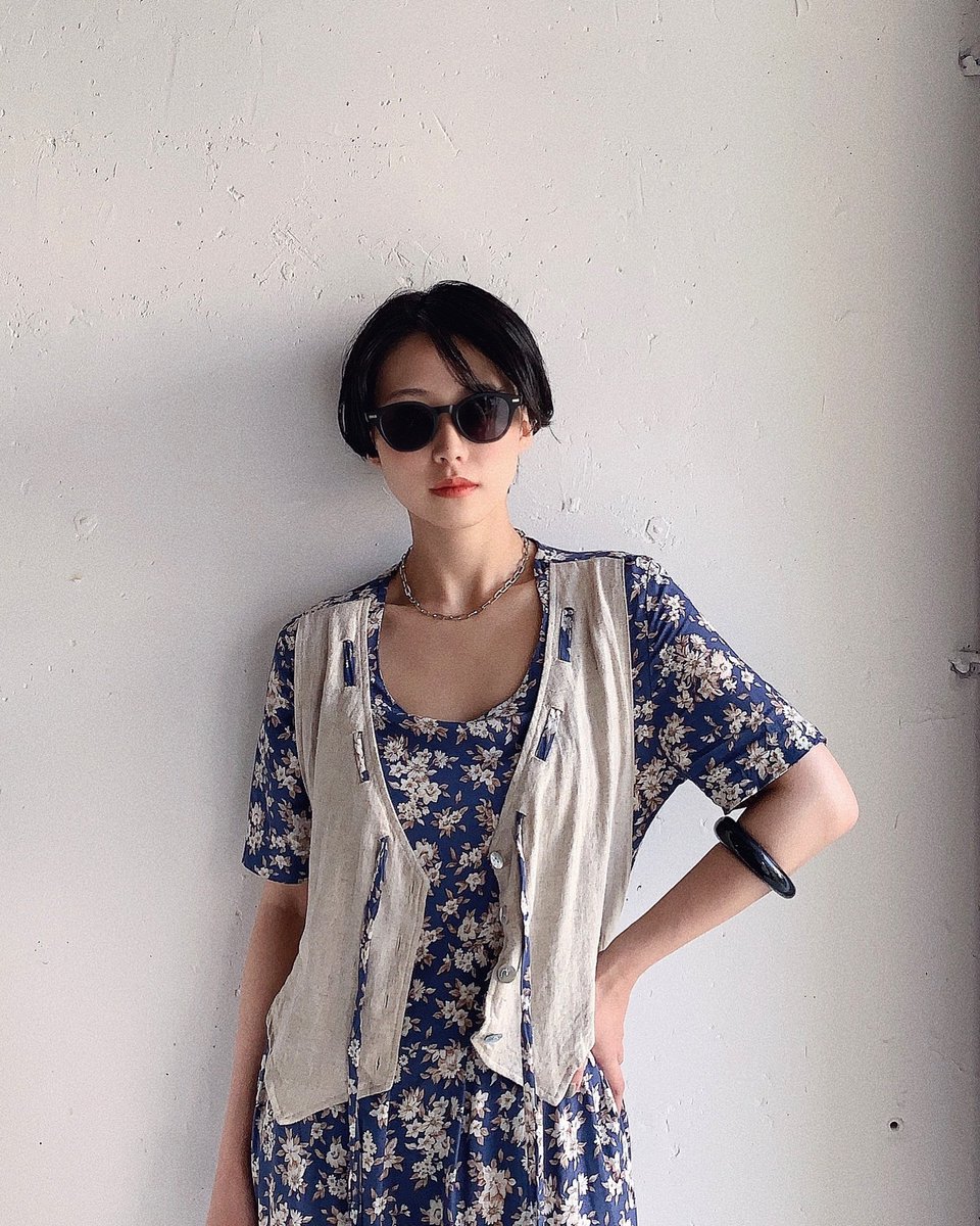The Corner Tokyo Vintage Docking Design Onepiece マキシ丈の花柄ワンピース 小物はブラックで揃えて 引き締めて 大人コーデの主役にぜひ ワンピースコーデ サングラス 撮影 衣装 スタイリスト 古着コーデ コーディネート コーデ 大人