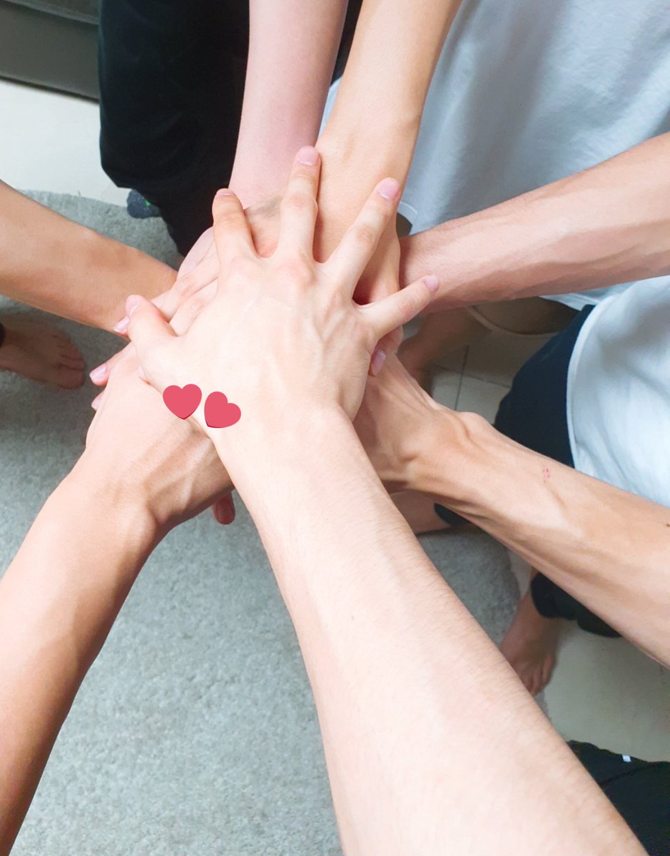 Hee この7どりむの写真 左上の色黒の手がヘチャンやろ って言ってる人多いけどヘチャンの手 大好き芸人してる私からするとヘチャンくんは右手の甲にほくろがあるので左下がヘチャンくんの手だと思うんですよね Hee この7どりむの写真 左上の色黒の手がヘチャンやろ って言ってる人多いけどヘチャンの手 大好き芸人してる私からするとヘチャンくんは右手の甲にほくろがあるので左下がヘチャンくんの手だと思うんですよね