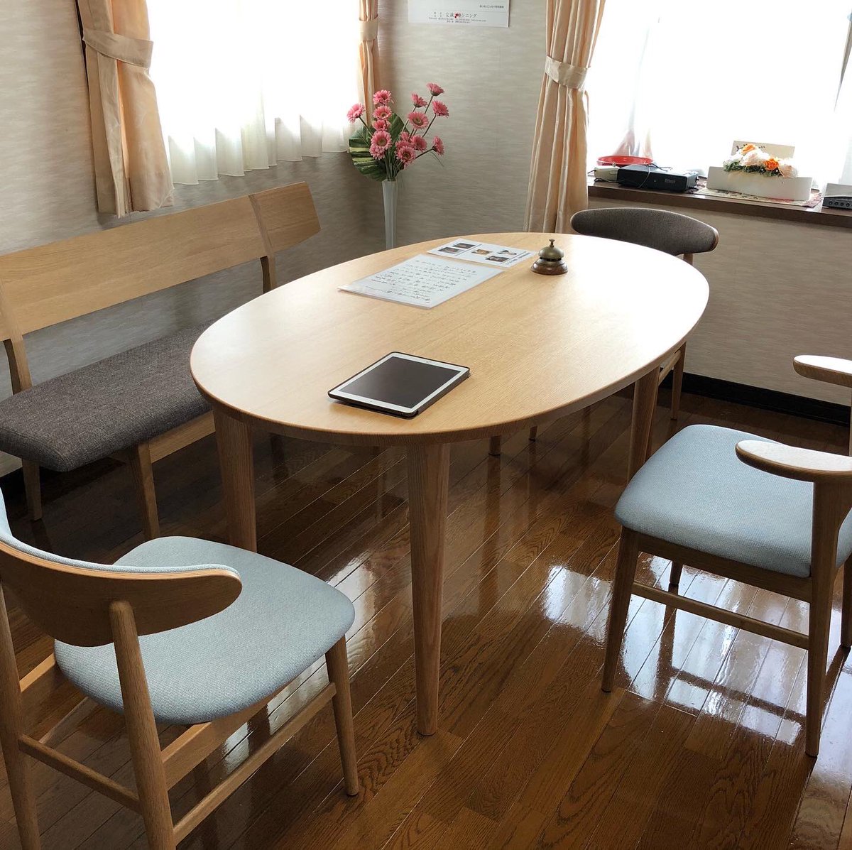 e_naikan's tweet photo. 家具リニューアルしました!
地元の家具屋の店員さんが親身に相談に乗って下さり、腰に優しい椅子と触り心地の良いテーブルに決定!
みなさま座りに来てください♪
#木のぬくもり #腰にやさしい椅子 #artree #石崎家具 #親切な店員さんに感謝 #内観 #座りに来てね https://t.co/VH3G6yj0P6
