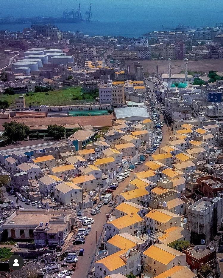 4leess's tweet photo. يا طلعت البدر الجميل يا شمعة الليل الطويل يا نسمة الصبح العليل
( يا جنة الدنيا #عدن ) 
قوموا تزحزحوا وازرعوا شجر شلكم 🤗
#فلتر_عدن https://t.co/HCyPLWXYXi
