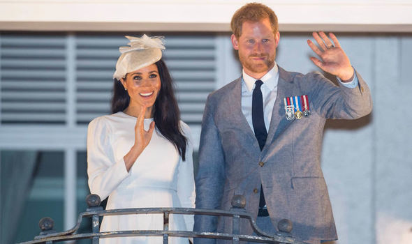 Happy birthday Meghan Markle. Let& #39;s look at those iconic moments that snatched oxygen from their lungs.   #HappyBirthdayMeghan   #Meg39 1.When they realised she was the people& #39;s Queen.