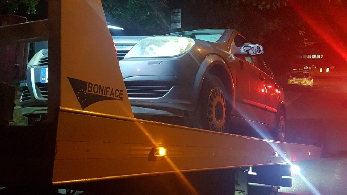 ReigateBeat's tweet photo. After a pursuit and decamp in Redhill – D rota, as well as PD India were keen for a chase and all 5 occupants of this vehicle were caught. The driver was identified and provided a positive drug test, had drugs on him and no driving documents! 

#YouCanRunButYouCantHide https://t.co/yPiWJmBK82