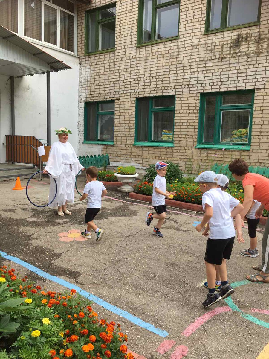 В детском саду "Росинка" прошла серия мероприятий, посвященная Всероссийскому Олимпийскому дню-2020. С детьми дежурных групп проводились спортивные викторины, соревнования, приглашались спортсмены. В завершении провелись Малые дошкольные Олимпийские игры.