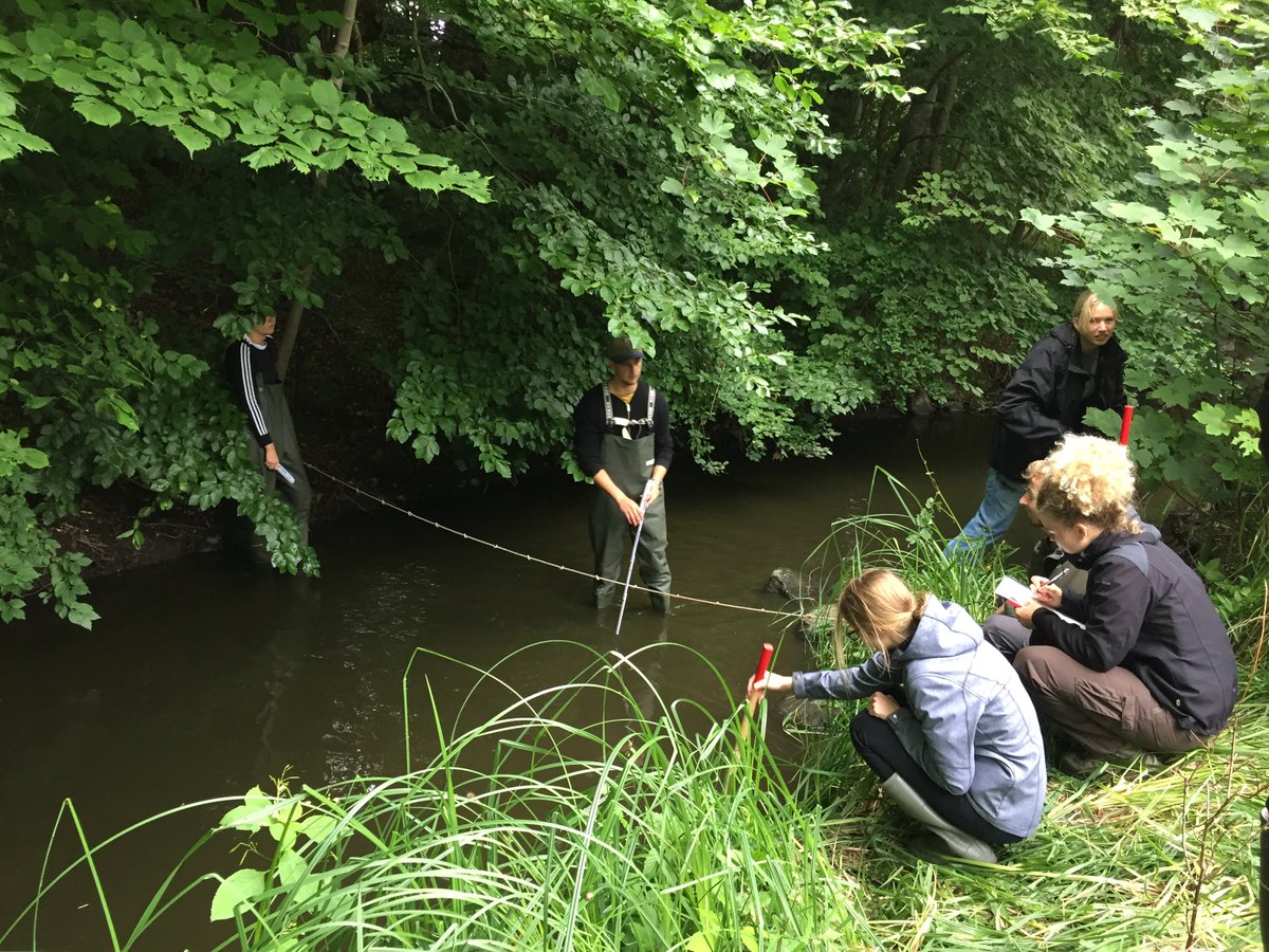 FBL_UCPH's tweet image. Impressions from last weeks field course excursion. 100 students in two large tourist busses tried their hands at limnology methods. It was great to get out of the virtual classroom and into the field. And this week we do it all again. 🙂
