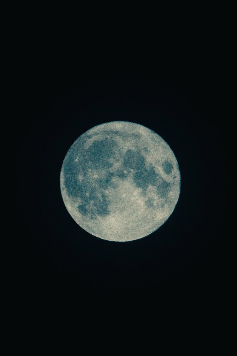davidolivas's tweet photo. Luna llena de la noche del 3 de agosto. Nunca la había podido fotografiar tan cerca. https://t.co/AfA1IJNgCr