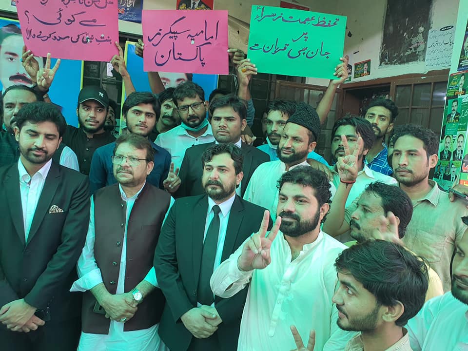  #Shia clerics and eulogists gather outside the court in Model Town, Lahore during the hearing of a blasphemy case against  #Barelvi cleric Ashraf Jalali. No  #SocialDistancing despite  #COVID19.