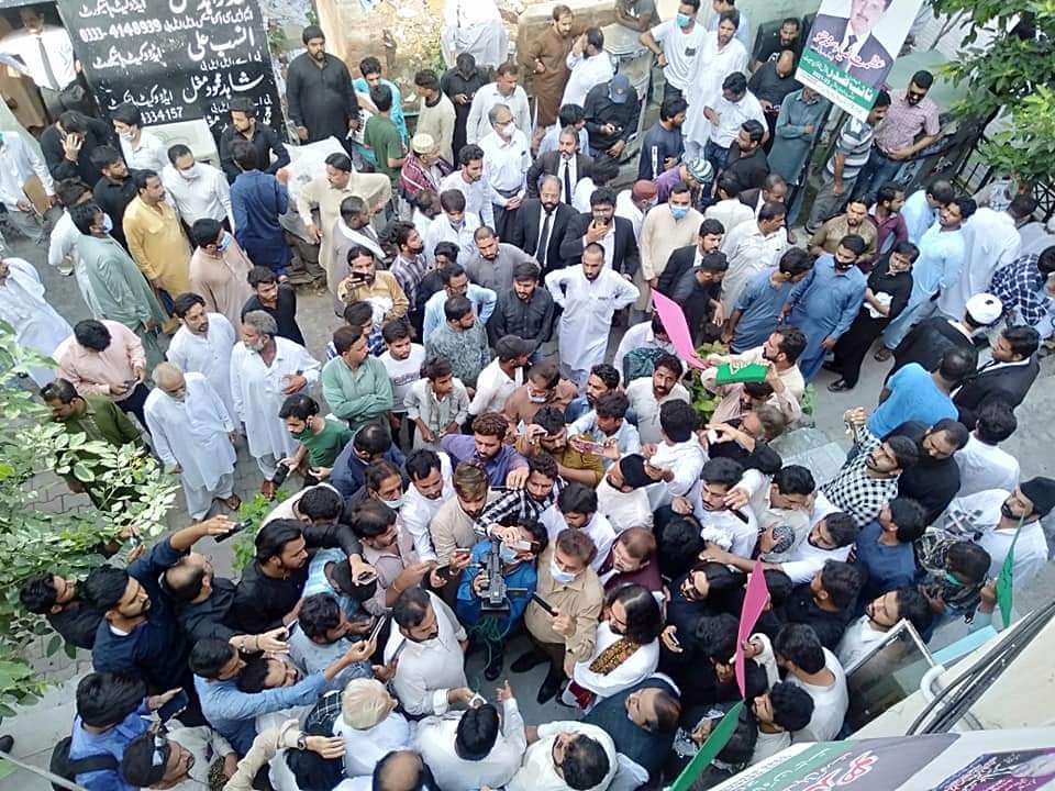  #Shia clerics and eulogists gather outside the court in Model Town, Lahore during the hearing of a blasphemy case against  #Barelvi cleric Ashraf Jalali. No  #SocialDistancing despite  #COVID19.