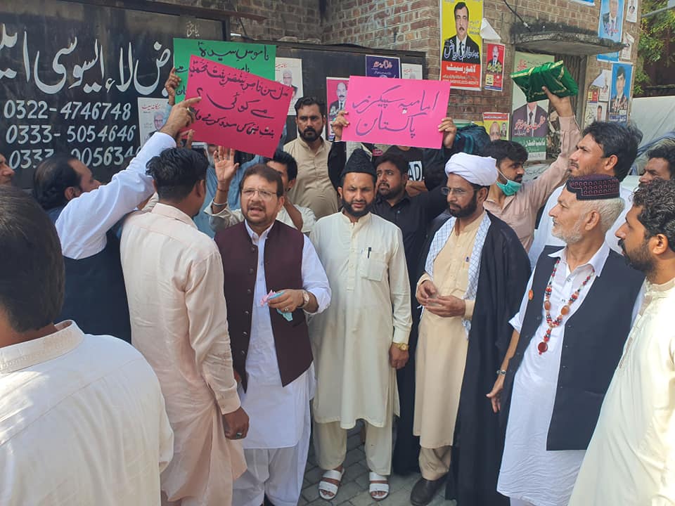  #Shia clerics and eulogists gather outside the court in Model Town, Lahore during the hearing of a blasphemy case against  #Barelvi cleric Ashraf Jalali. No  #SocialDistancing despite  #COVID19.