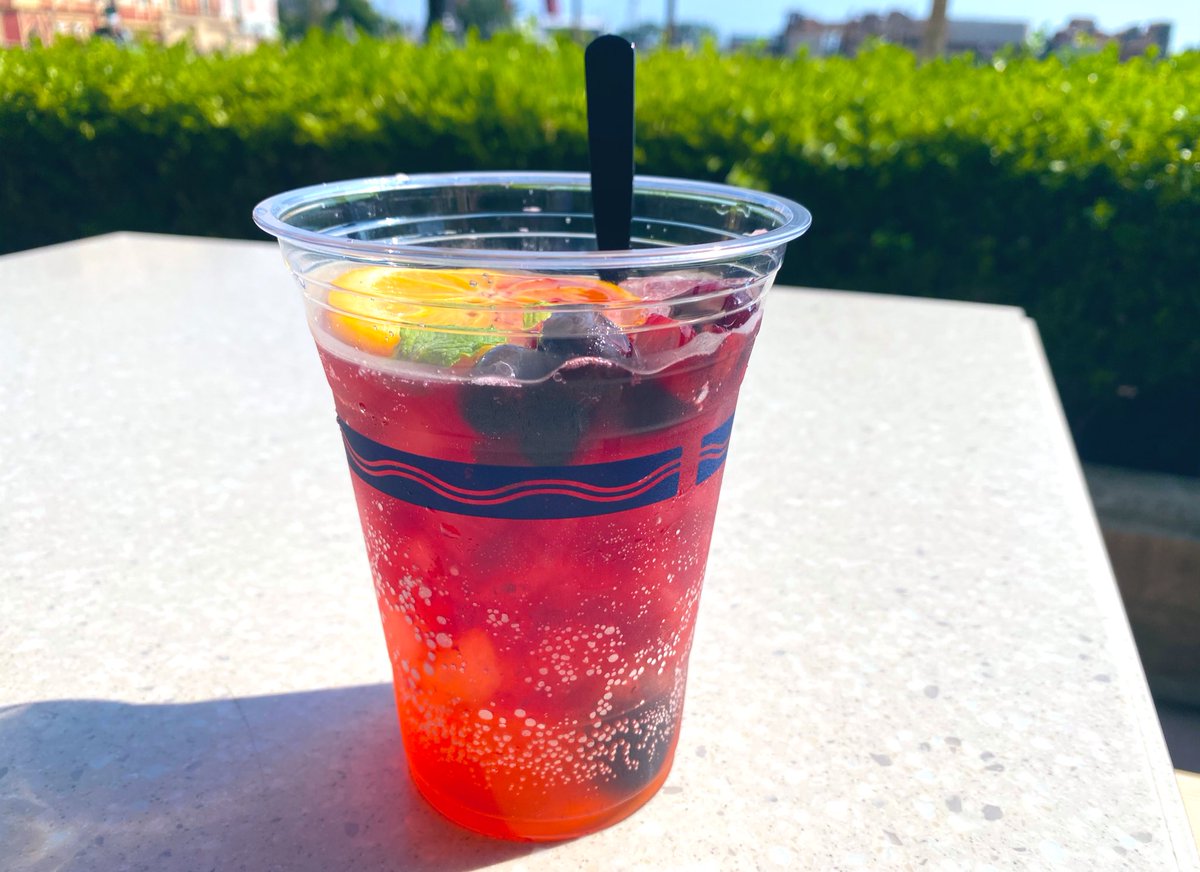 みっこ Twitterissa カフェ ポルトフィーノで販売中 スパークリングカクテル ワイン アペロール 700 イタリア産リキュールのアペロールと赤ワインを使ったカクテル ストロベリー ラズベリー ブルーベリーの果実にミントの葉 オレンジ輪切りが入っています