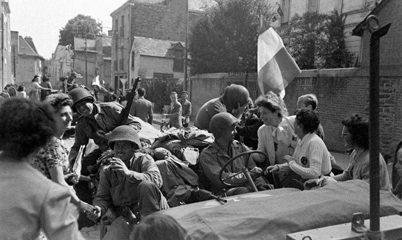 RiBoulard's tweet photo. Vendredi 4 août 1944 : vers 10h00, les premiers soldats du 13th US Infantry Division (8th Infantry Division) entrent dans #Rennes par le nord en passant par les rues d'Antrain⬇️et de Fougères. Ils sont tout de suite vivement accueillis par une foule en liesse. #WWII #Bretagne https://t.co/t1yV775TiT