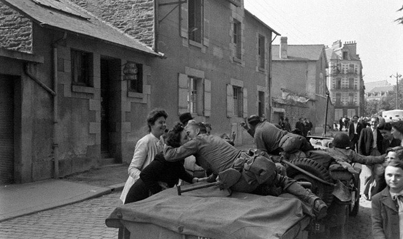 RiBoulard's tweet photo. Vendredi 4 août 1944 : vers 10h00, les premiers soldats du 13th US Infantry Division (8th Infantry Division) entrent dans #Rennes par le nord en passant par les rues d'Antrain⬇️et de Fougères. Ils sont tout de suite vivement accueillis par une foule en liesse. #WWII #Bretagne https://t.co/t1yV775TiT