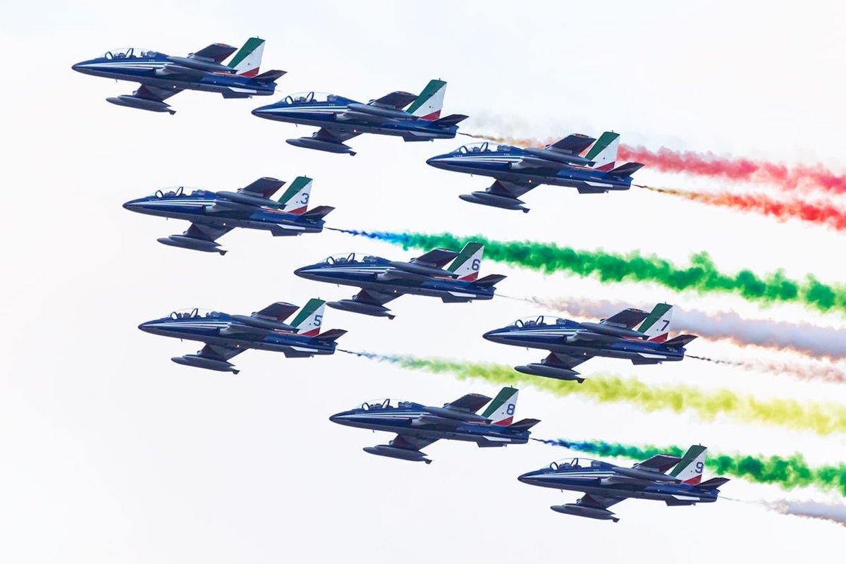 Vi auguriamo buona giornata con questa splendida foto dello spotter Roberto Gorini scattata ieri in occasione dell’esibizione della Pattuglia Acrobatica Nazionale. ✈️ #freccetricolori #pan #PonteGenovaSanGiorgio #GoaSpotter