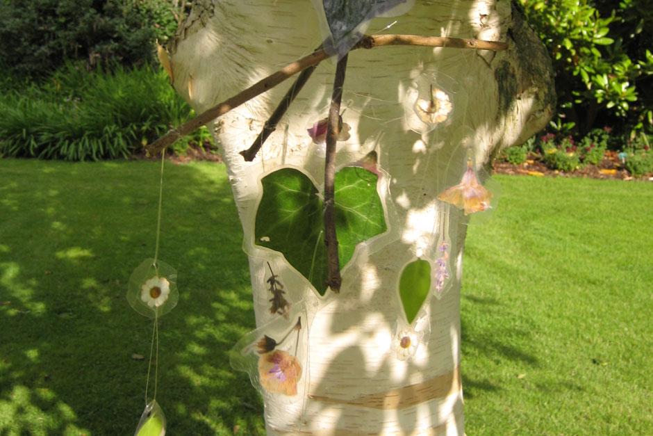 🌼Kids Activity🌼

Make a pressed flower mobile! Enjoy time in the garden this week and make the space even prettier with this fun mobile, inspired by nature.

See how here: rhs.org.uk/education-lear…

#GrowAtHome