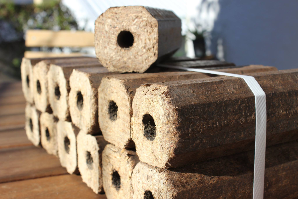 dasnamibia's tweet photo. Briquettes from the encroacher bush species!

Learn more about the processing of this compressed wood mostly used for braai, home heating, etc.: 🔥https:/cheetah.org/bushblok/making-process/
#Bushblock    
#CCF https://t.co/CJbpPR7IKV