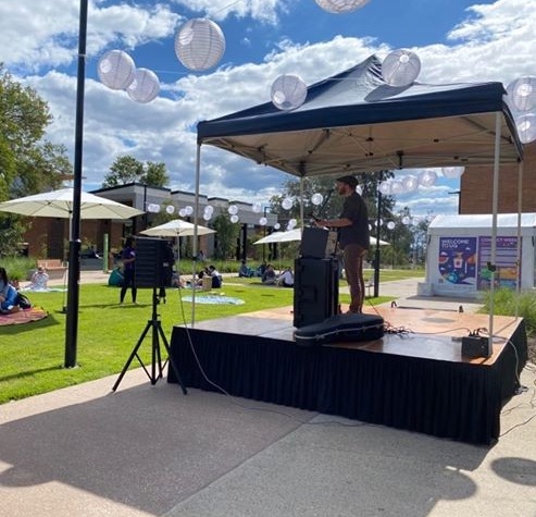 UQ_Library's tweet image. It's a sunny day at @UQGatton and students are enjoying lunch time activities during #connectweek Drop into #uqlibrary if you're on campus and say hello #uqlife