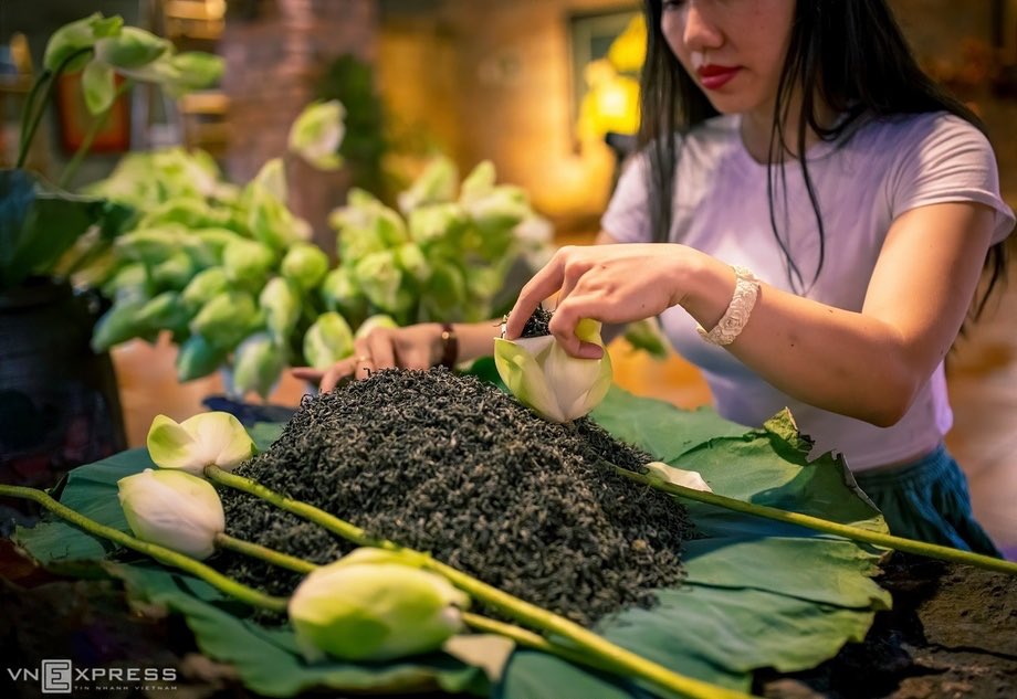 Ancient town Hue is renowned for a most elegant specialty, the art of making lotus tea. #huế #huecity #vungtau #instavietnam #danang #huế #angiang #xinh #nhatrang #cantho #vietnamesecuisine #vietfood #banhmi #vietnamesefoods #thaifood #ricenoodles #asiancuisine #stickyrice
