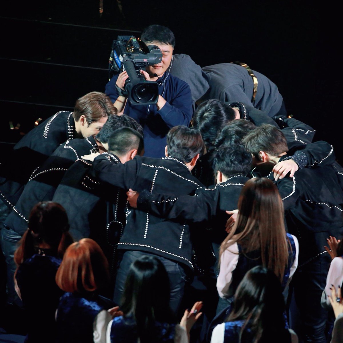 BBaekHyunes's tweet photo. Menanti tahun yang sangat special untuk kita semua aeri~~ ❤
EXO ot 9 
Happy 6th Anniversary EXO-L
#All_EXOL_do_is_1위 https://t.co/MB4pxgFQGx