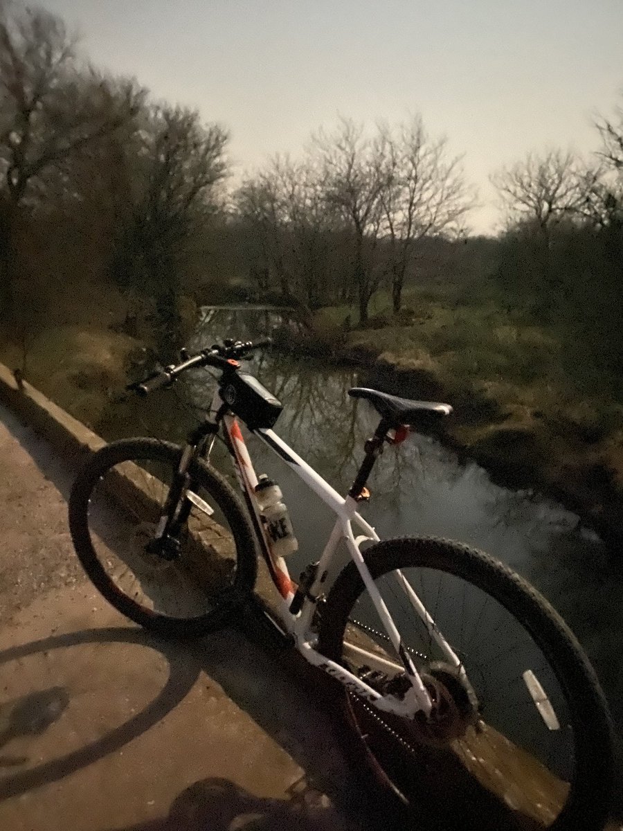 alexis_menna's tweet photo. Parece de día 🤔 #KTM #vairo #venzo #slp #topmega https://t.co/DrjKmUtjA9