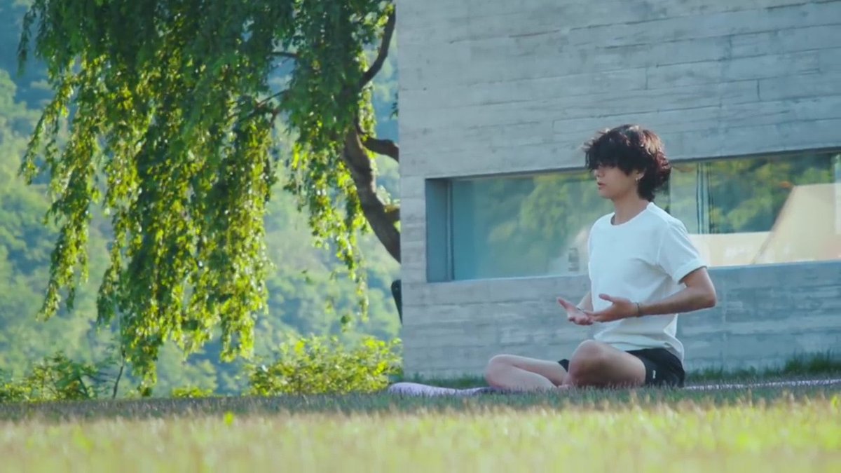 อะไรวะ นักดนตรีสุดเท่กับแม่ชีผมยาวงี้หรอ