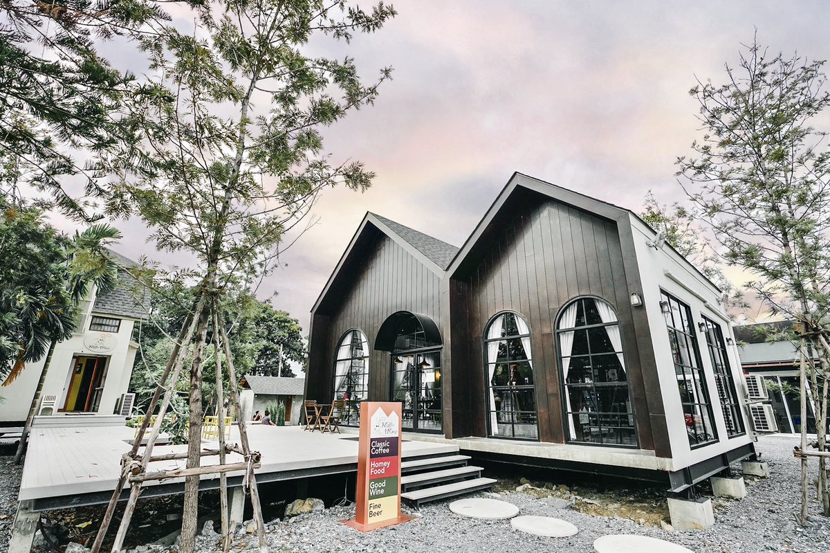 CafeStoryTH's tweet photo. .
#รีวิว Koffie House 🏡☕️🌲⛅️ #พระราม2
.
คาเฟ่เดิมย่านพระราม 2 ที่เพิ่มเติมด้วยร้านโฉมใหม่สไตล์สแกนดิเนเวียนสุดคูลที่เน้นความเรียบง่ายและให้ความสว่างภายในร้านด้วยแสงธรรมชาติ ทำให้บรรยากาศทั้งภายนอกและภายในร้านดูอบอุ่น น่านั่งชิลล์เป็นที่สุด https://t.co/ih7q1OGqwk