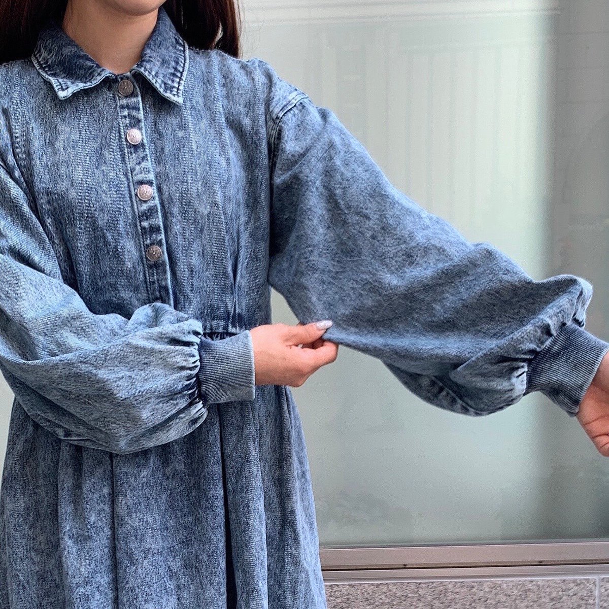 Punyus Press 一枚でしっかりと決まるused感たっぷりなワンピース 嬉しいサイドポケット付き ボタンのデザインも注目ポイント ケミカルデニムワンピース 6 999 税 着用サイズ T Co 1ltbpbo0xj Staff みったん 156cm