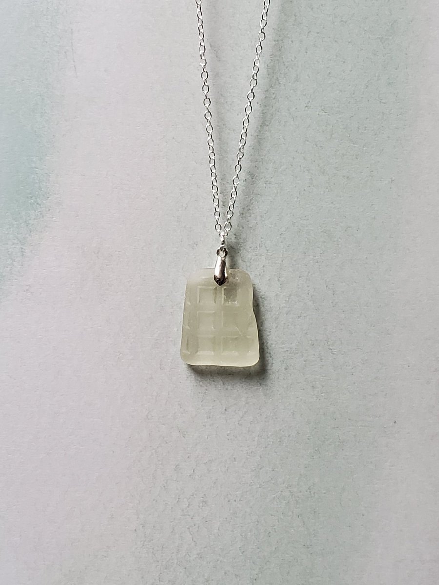 saltedbayonet's tweet photo. Like a #surftumbled little #tardis! A #handmade, genuine waffled white Depression #seaglass &amp; sterling silver necklace. https://t.co/QJiIBCPApy #seaglassjewelry #genuineseaglass #whiteseaglass #depressionglassseaglass #seaglassnecklace #rareseaglass #patternedseaglass #DrWho https://t.co/Muzbz7VrmQ