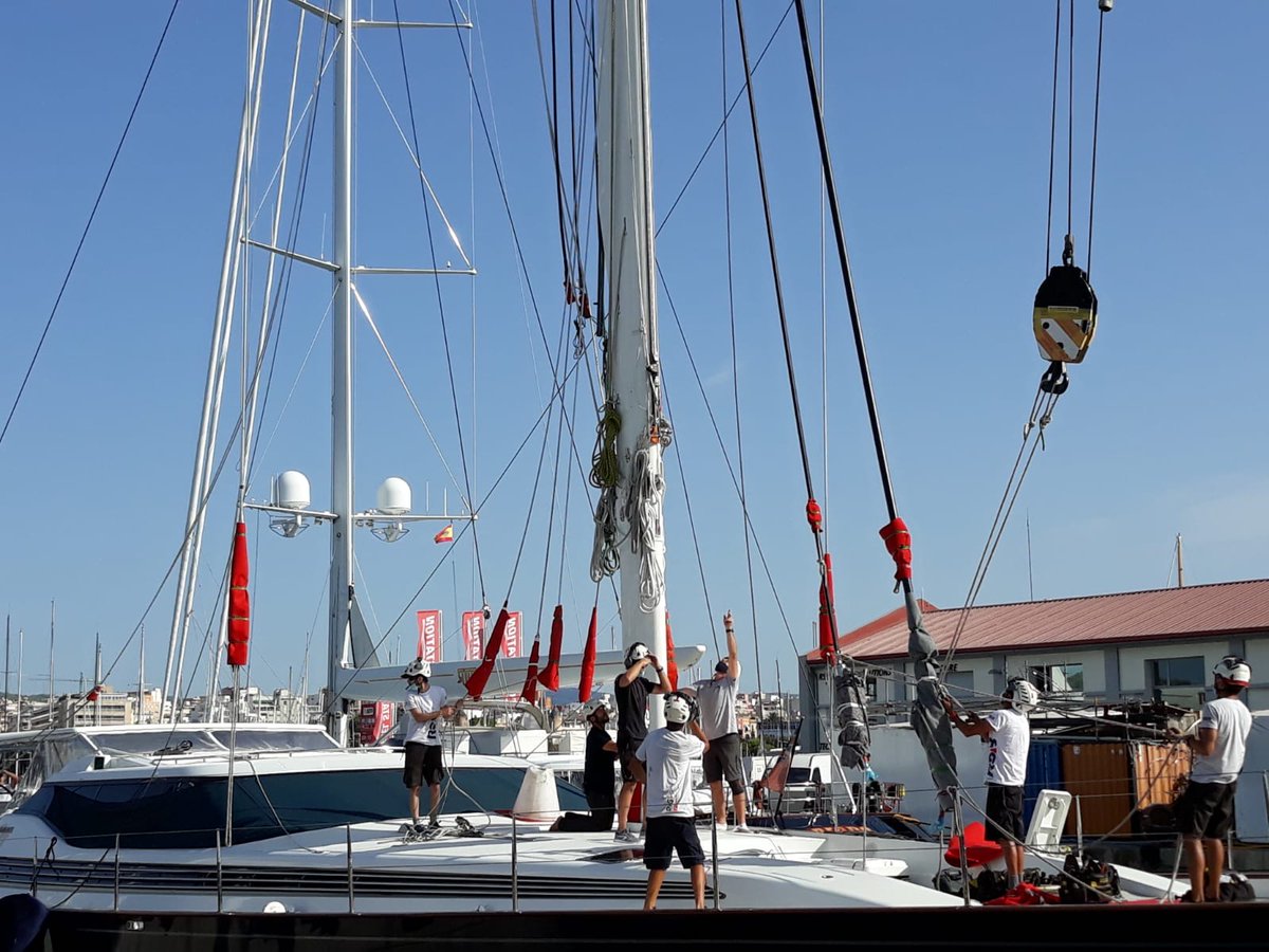 RSBRigging's tweet photo. The second Alloy yacht to be stepped in two days... the mighty Genevieve had her rig put back safely and she's ready to go for a sail.

#RiggingInPalma #Rigstep #AlloyYachts #Superyacht #SailingYacht https://t.co/Wa7hrTvQGp