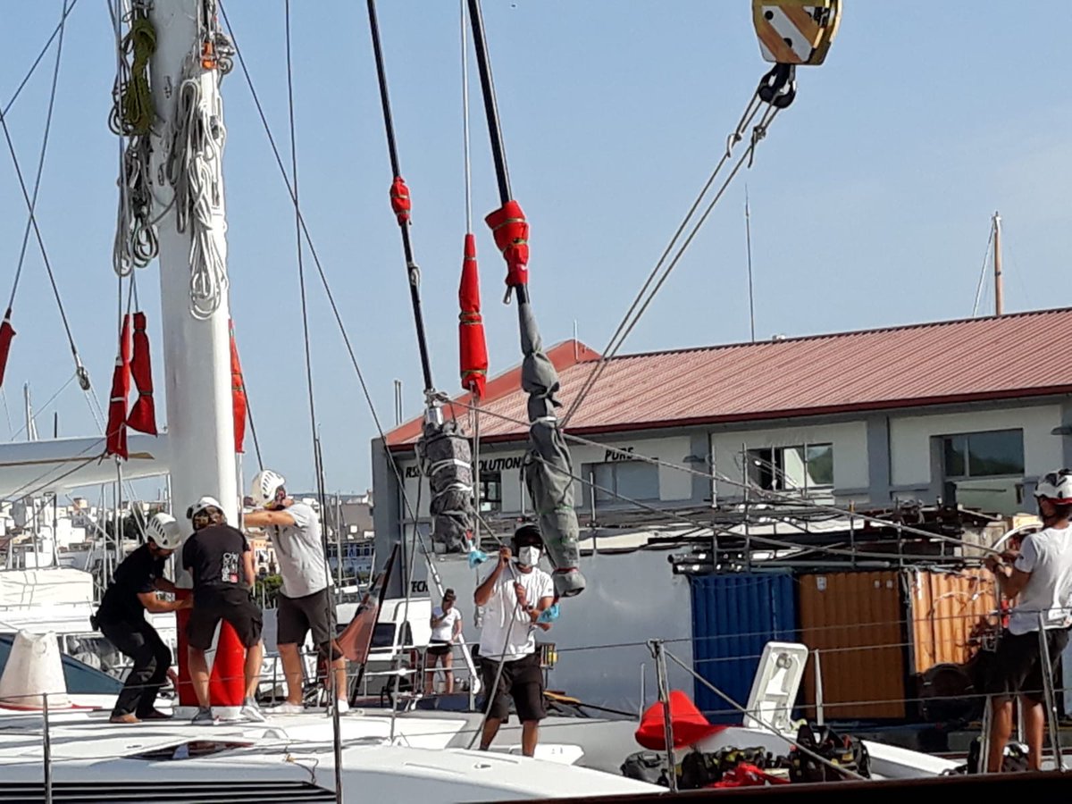 RSBRigging's tweet photo. The second Alloy yacht to be stepped in two days... the mighty Genevieve had her rig put back safely and she's ready to go for a sail.

#RiggingInPalma #Rigstep #AlloyYachts #Superyacht #SailingYacht https://t.co/Wa7hrTvQGp