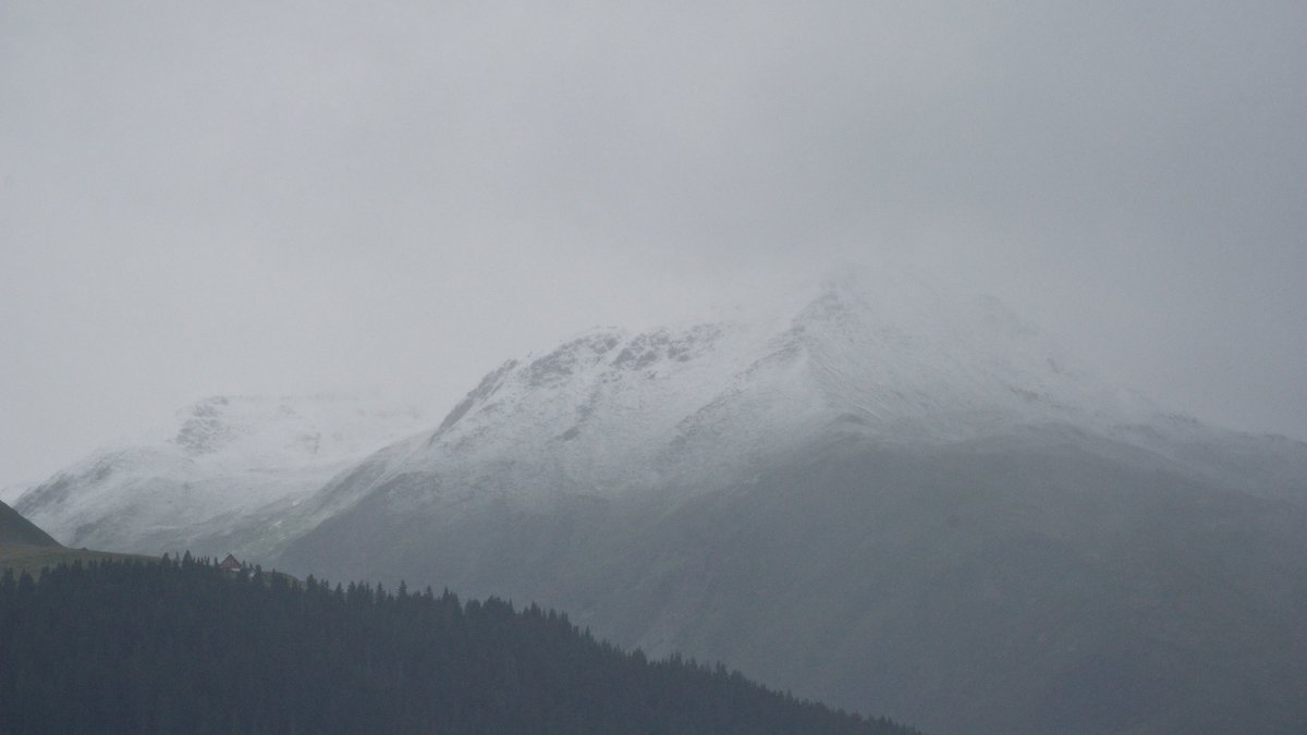 vivadisentis's tweet photo. Ein Vorgeschmack auf #Winter in @Graubunden ... :-) #Neuschnee auf dem Piz Pazzola und Vanatsch in @disentis @SurselvaTourism @srfmeteo #srfmeteo @suedostschweiz @MySwitzerland_d #vanatsch #pazzola #schnee #neiv https://t.co/gDV75MNh9m