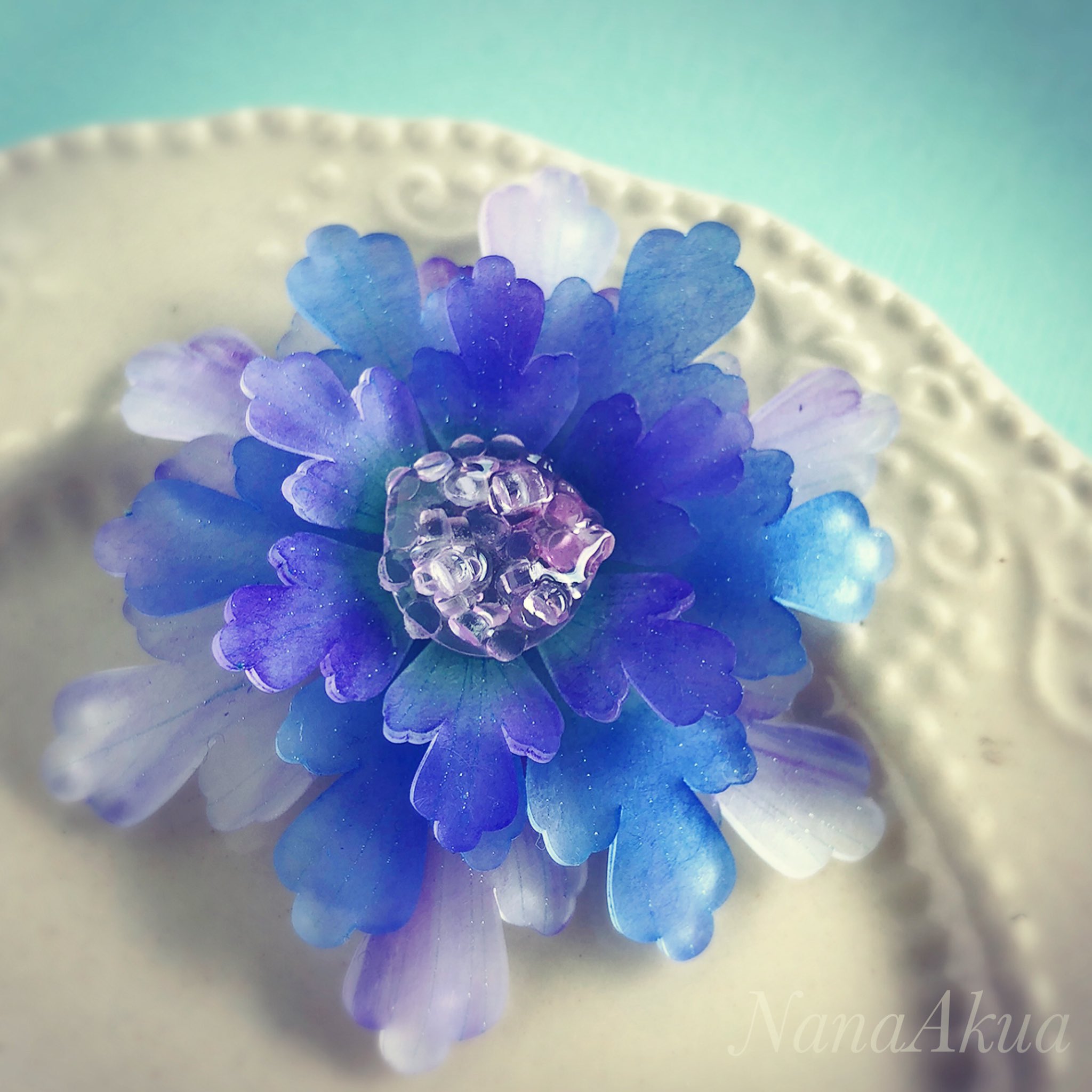 ナナアクヤ Nanaakua 今週末8 8 土 のプラバンワークショップもまだこれからですが 9月 10月のためのサンプル作品 ひとつはこのスカビオサ 西洋マツムシソウ ナナアクヤの魅惑のプラバンアクセサリー にも同じ花はありますが 今回新しい型紙