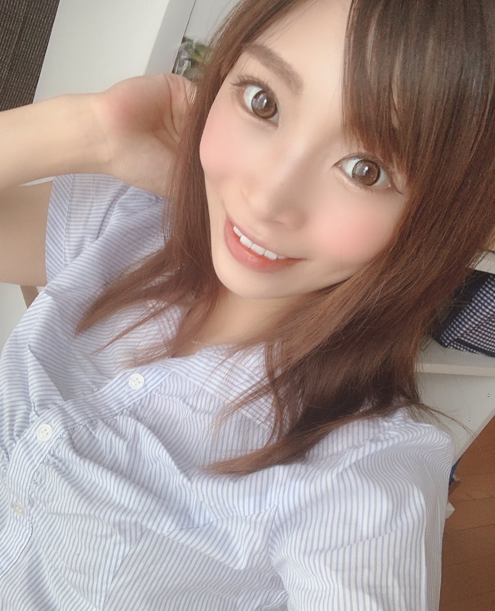 stmberoroncho's tweet photo. 化粧上手くいったなって思ったけど
シャツくしゃくしゃだから
朝からアイロンかけるはめに笑 https://t.co/3MwwTSnis6