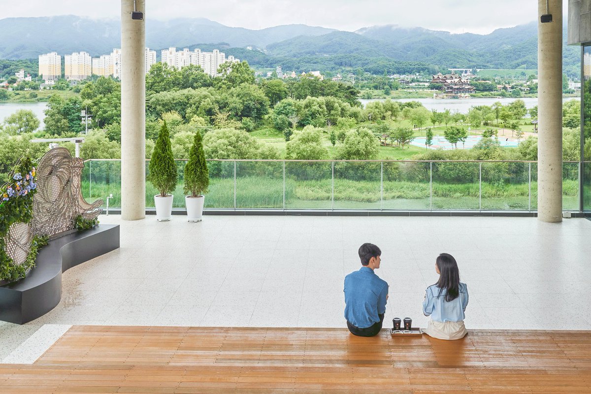 향긋한 커피와  함께 즐길 수 있는
청명한 하늘, 잔잔히 빛나는 남한강.
⠀
가장 아름다운 바로 이 순간,
기억에 남는 인생 사진 남기기!

#스타벅스더양평DTR