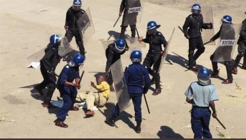 MhlengiDubs's tweet photo. On 1 hand we say #ZimbabweanLivesMatter and on the other we say #ForeignersVacateOurJobs. Are we implying that Zimbabwean lives matters from a distance?

Like, we care about them but they must keep a distance? We've seen their suffering! Yet we're saying they must go die there💔 https://t.co/Q3zutcHERS