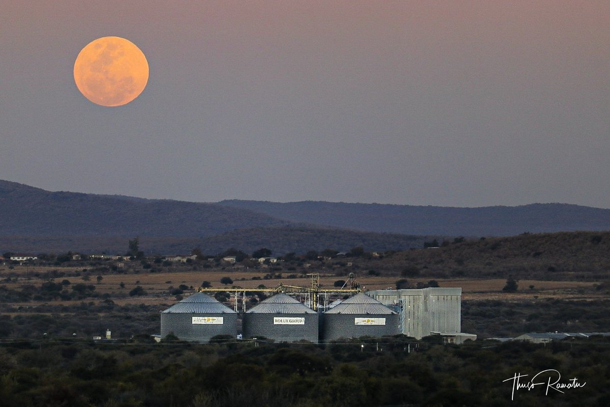 Full moon, August 3, 2020 over Bolux Milling and the Balete ploughing fields. 

#PhotographyByThusoRamatu

#botswana #botswanatourism #ilovebotswana #seebotswana #pushabw #visitbotswana #lostinbots #lostinbotswana #botswanaphotography #travelbotswana #botswanatravel #ramotswa