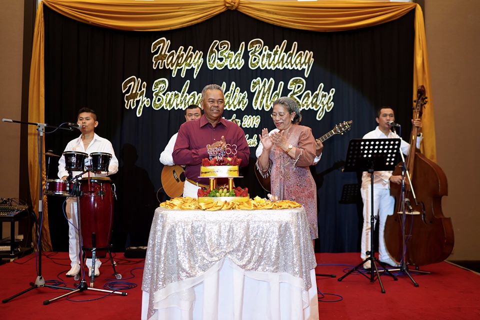 atokranggi98's tweet photo. APA KABAR IBU DAN BAPAK?

Masa Atok memulakan perniagaan animasi pd 2005, tiada siapa yg ambil peduli pasaran Indonesia. Semua org menumpukan perhatian kpd pasaran Eropah &amp; Amerika yg dianggap sbg pasaran elite. Pasaran Indonesia dianggap sbg pasaran negara ketiga dan tiada kelas https://t.co/dF9HBICahA