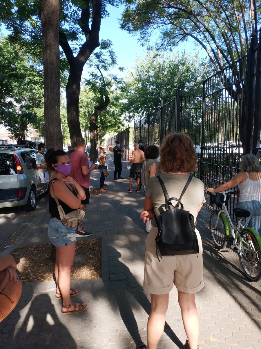 APDHASevilla's tweet photo. Concentración ante la Deleg de  Serv. Soc. de #Sevilla exigiendo 
#AtenciónPresencial Ya!
Se llenan la boca repitiendo q nadie quedará atrás
La realidad es bien distinta:
para las familias empobrecidas una deficiente atención telefónica es el principal recurso.
#DerechosHumanos https://t.co/P51AVs6iVj