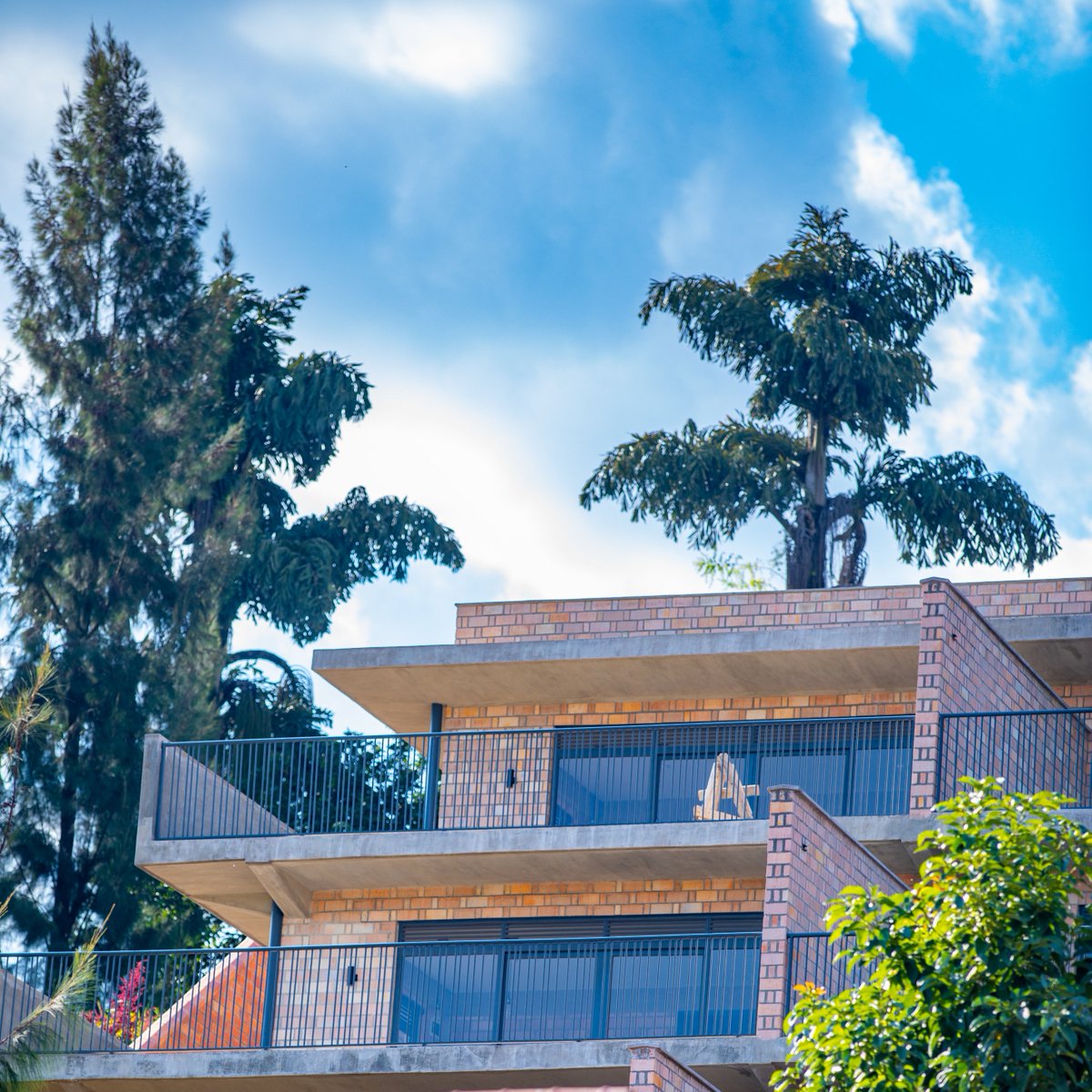 PROECCORwanda's tweet photo. These splendid studios in Kacyiru showcase the uniqueness of white modern bricks locally produced. #ModernBricks #MadeInRwanda #RowLockBondTechnology @mugishaalphons1 https://t.co/8q1ns8xSKD