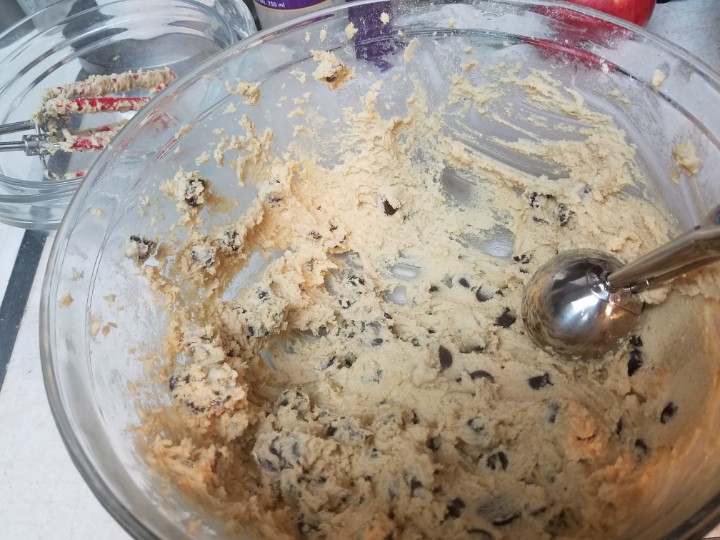 Jess_Haines's tweet photo. Nothing like a bit of late night chocolate chip cookies. https://t.co/dLqafhtEFO