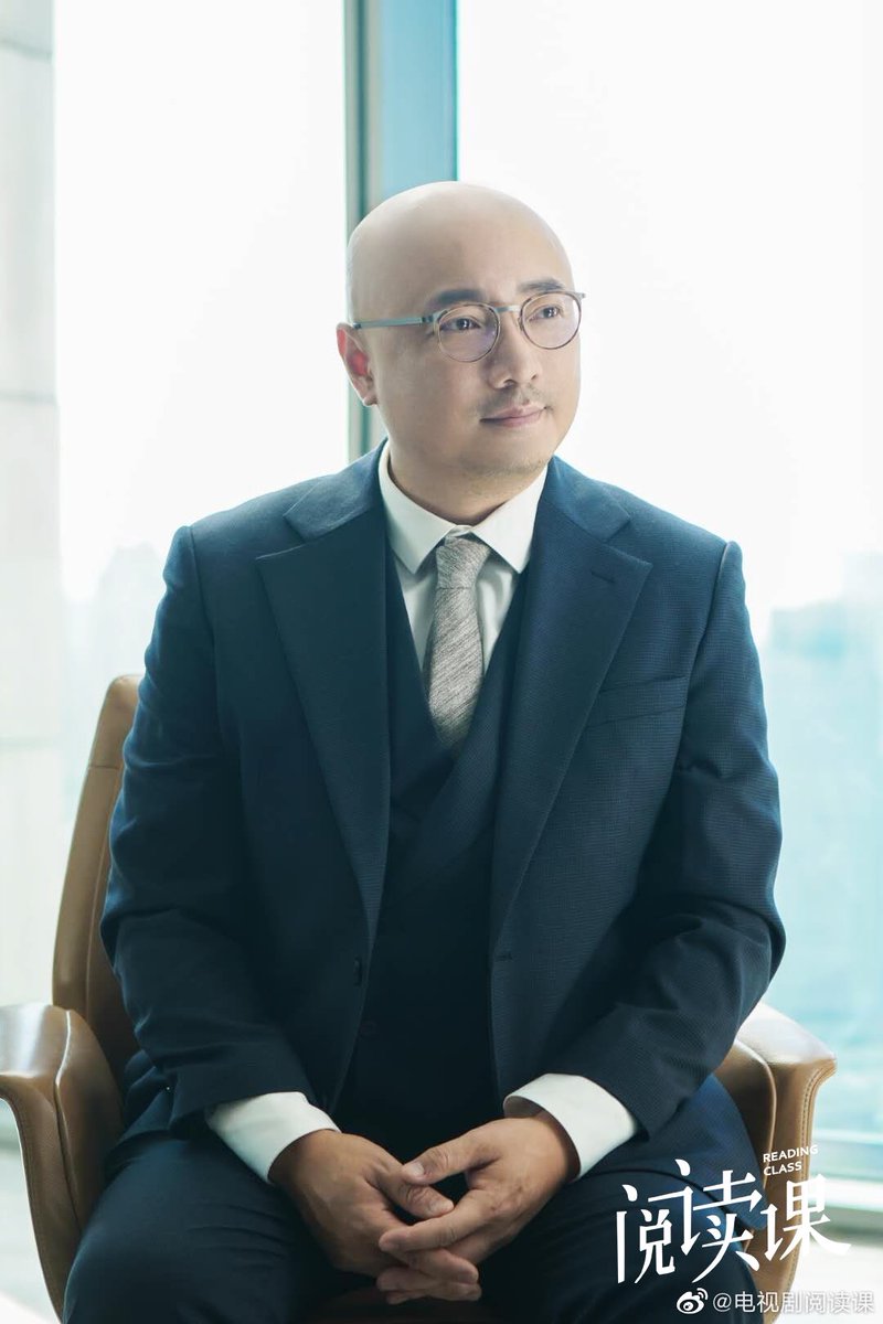 dramapotatoe's tweet image. Modern romance #ReadingClass, starring #HouMinghao and #SongZuer, shares pics of guest star #XuZheng as he wraps filming 

More - m.weibo.cn/7475717136/453…

#阅读课