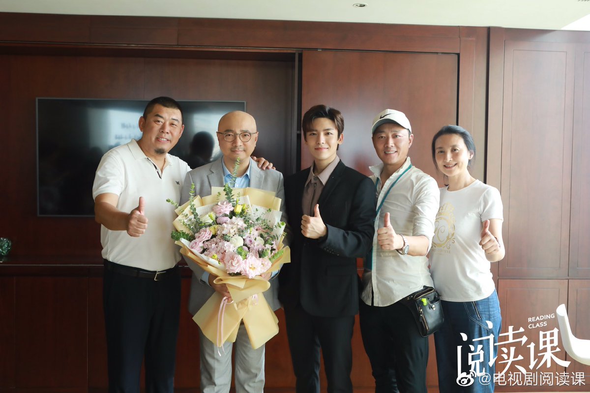 dramapotatoe's tweet image. Modern romance #ReadingClass, starring #HouMinghao and #SongZuer, shares pics of guest star #XuZheng as he wraps filming 

More - m.weibo.cn/7475717136/453…

#阅读课