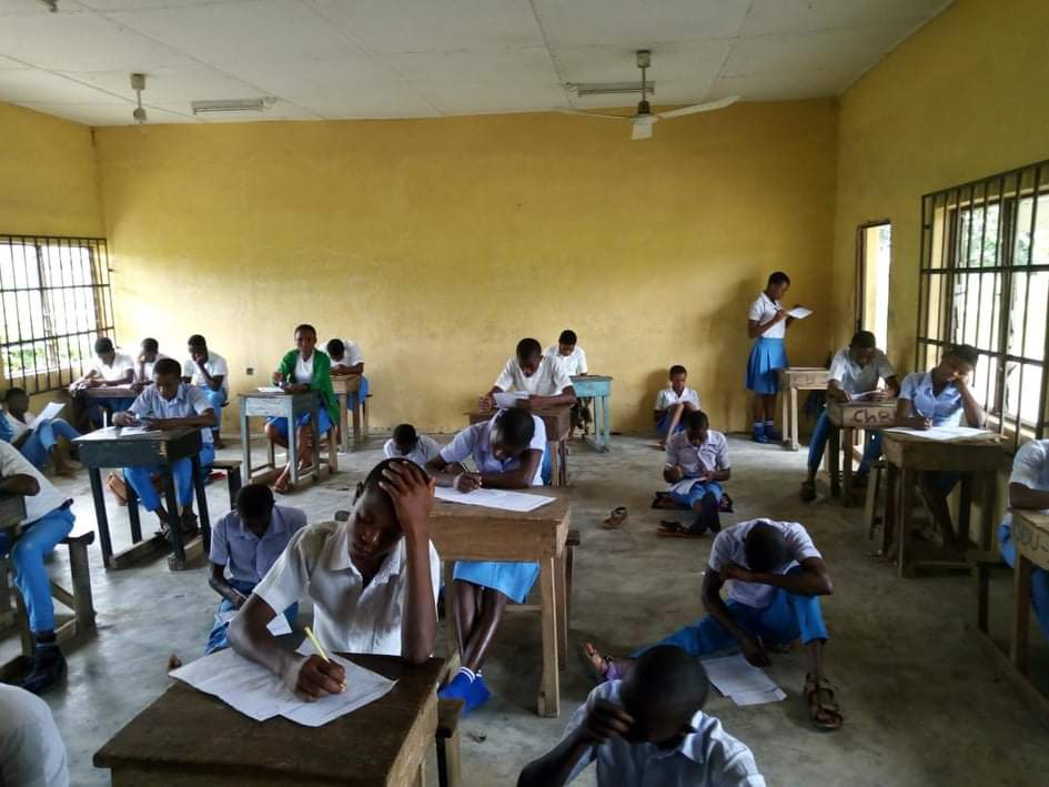 This was how SS 1 students of Community Secondary School, Ikot Ubok Udon, Nsit Atai LGA in the oil-rich Akwa Ibom wrote their promotional examinations last year.A State that has received about #4 trillion b/w 2007 to 2020 cannot provide desks in public schools for her students.