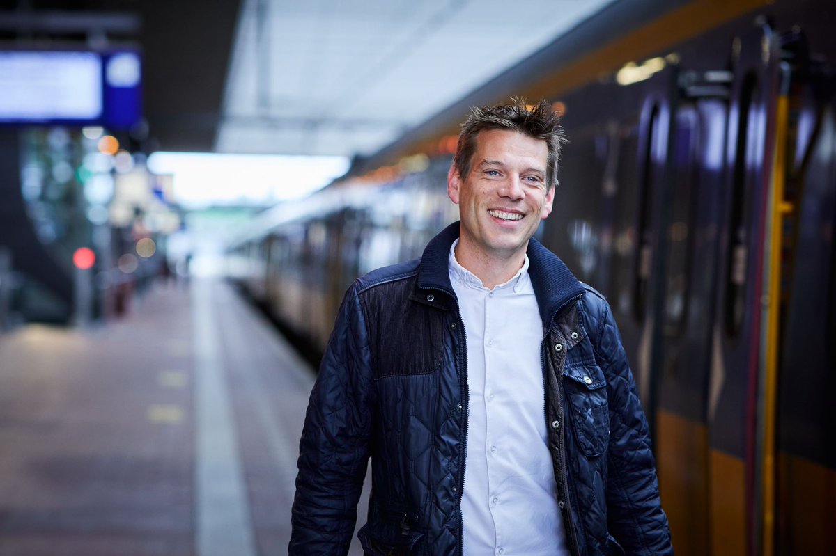ProRail's tweet photo. “Klimaatverandering is een wake up call voor iedereen. Het is tijd dat het minder om winst draait en meer om duurzaamheid &amp; maatschappelijke verantwoordelijkheid.”🌍

Lees Reinout Wissenburgs interview over duurzame mobiliteit op:
https://t.co/yiMEOEkY1G #meertreinenmindervliegen https://t.co/UNAJEH7o0D