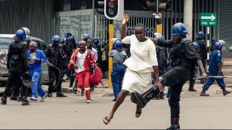 FahadAmirN's tweet photo. THIS IS ZIMBABWE,  IT REMINDS ME OF AFRICAN HYPOCRISY 

Remember when most timelines were filled with George Floyd, it portrayed  solidarity but i am starting to thinking it was bandwagon because we are ignoring this.

#ZIMBABWELIVESMATTER  silence is no answer to cruelty. https://t.co/nbdGSsJKvT