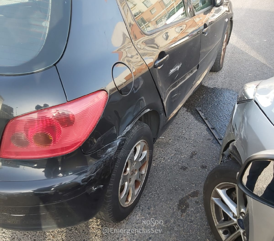 EmergenciasSev's tweet photo. Una conductora (28) sin carné de conducir y triplicando la tasa máxima de alcoholemia, abate cinco bolardos metálicos que protegen un paso de peatones y golpea a dos turismos estacionados. Ilesa
Policía Local instruye diligencias
C/ San Juan Bosco #Sevilla
https://t.co/TXw6Py4XqM https://t.co/KNHDSGAc9E