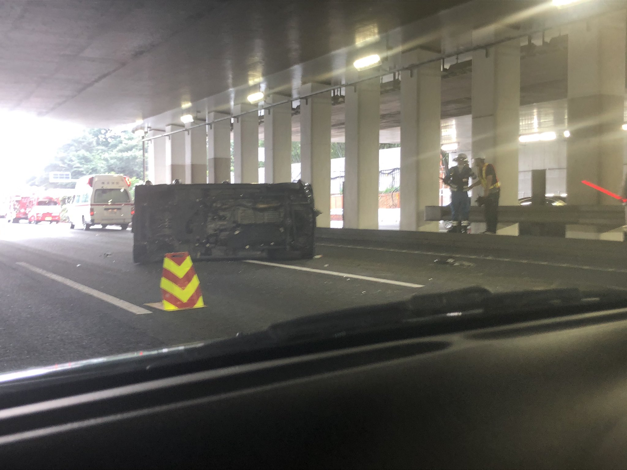 東名下りの大和トンネル内の軽自動車横転の事故の現場の画像